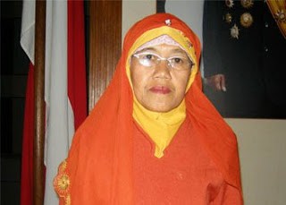 bu muslimah, laskar pelangi