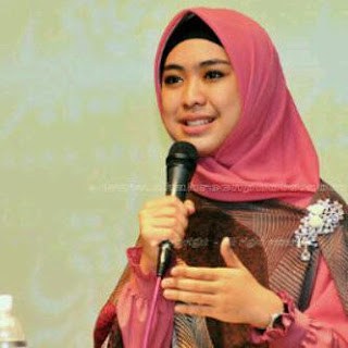 Biografi Oki Setiana Dewi - Artis Muslimah Masa Kini