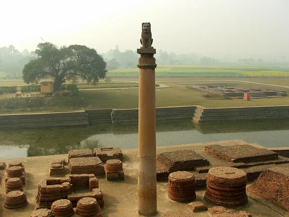 Tugu Asoka berkepala singa di Vaishali, Bihar, India