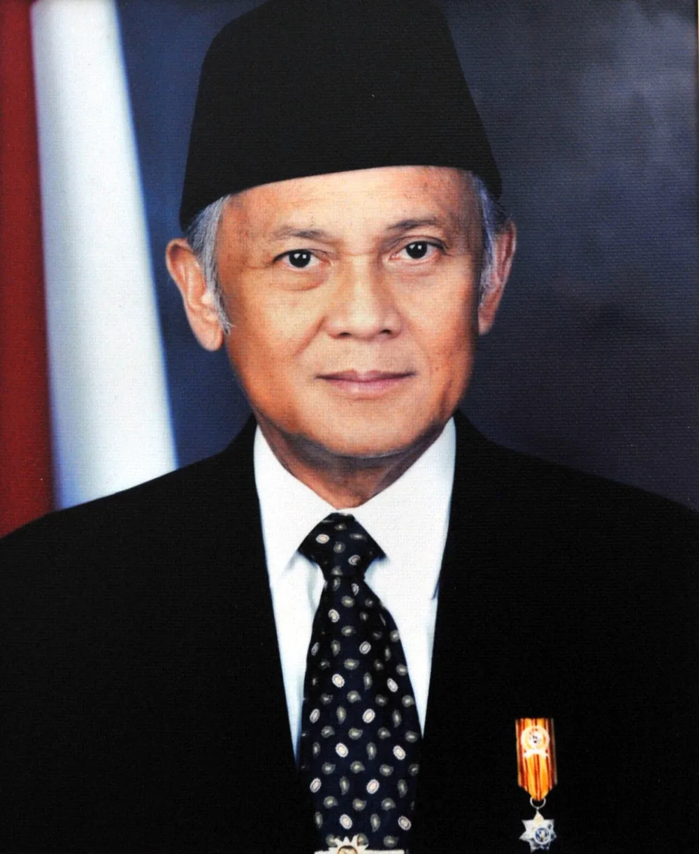 Biografi B. J. Habibie: Insinyur Dirgantara, Presiden Ketiga, dan Arsitek Reformasi 1998