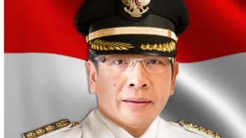 Biografi Benny Laos: Bupati Morotai dari Pesisir yang Berhenti Tujuh Pekan Sebelum Pencoblosan