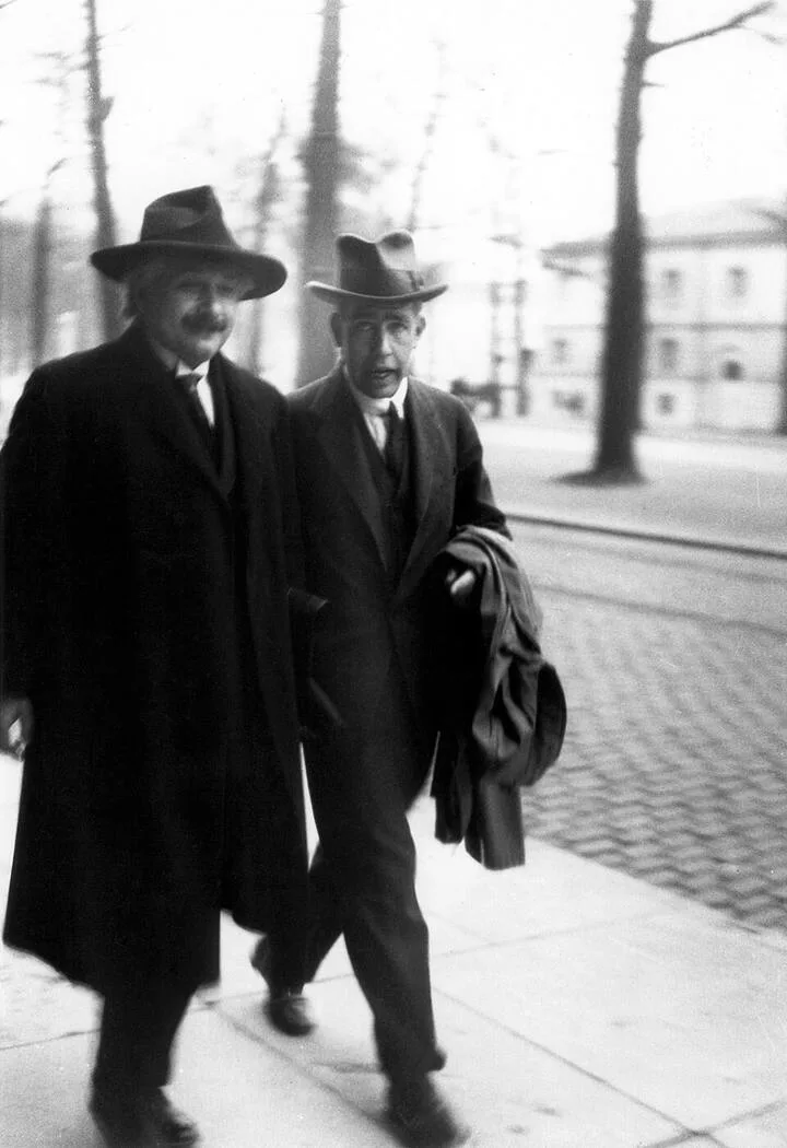 Diskusi bersejarah antara Niels Bohr dan Albert Einstein