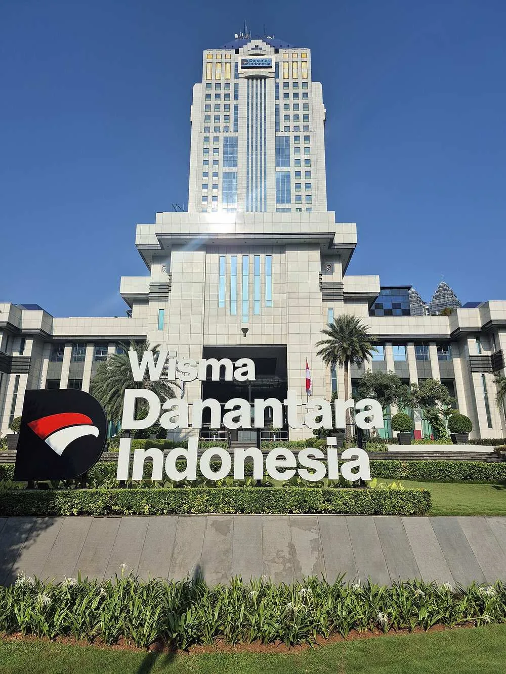 Biografi Dony Oskaria: Perjalanan Karier Kepala BP BUMN dari Bankir hingga Danantara 1 Dony Oskaria - Biografiku.com