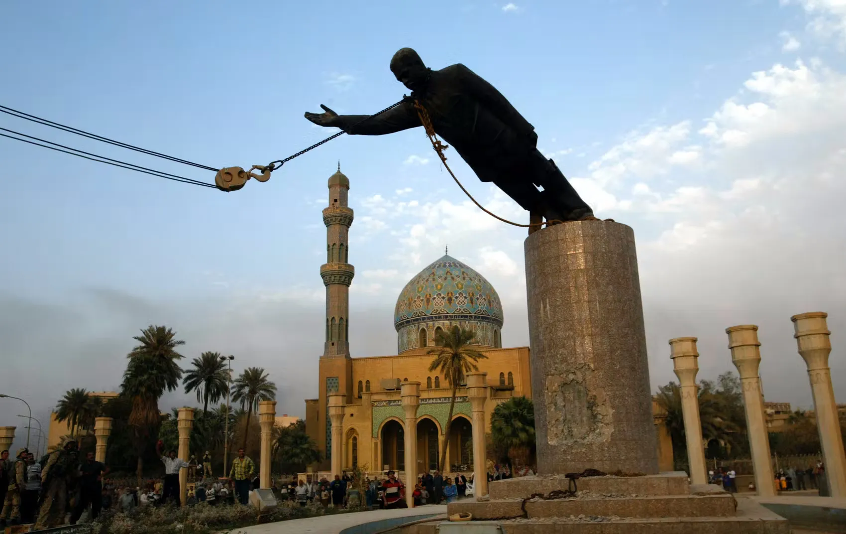 Robohnya patung Saddam di Lapangan Firdos, Baghdad, 9 April 2003