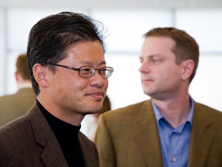 Jerry Yang dan David Filo, dua pendiri Yahoo, difoto bersama pada awal kebangkitan situs mereka